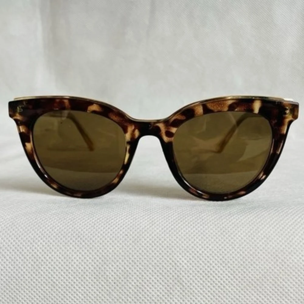 Prive Revaux The Kiki Tortoise Shell Brown Polarized Sunglasses Case Cloth